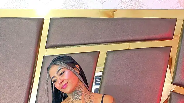 Snapshot of EmilieLake chatting on October 2025 09:34:01 PM EmilieLake online show from October 2025 09:34:01 PM