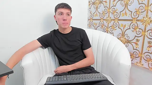 LittleDanny  online show from November 2025 04:27:01 PM