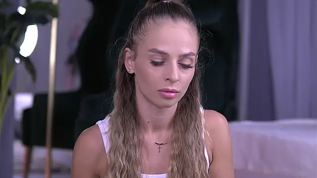 Snapshot of ElaraShine chatting on September 2025 08:53:02 PM ElaraShine online show from September 2025 08:53:02 PM