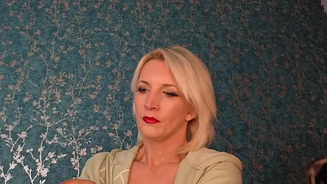 Snapshot of SereneXX chatting on October 2025 06:01:02 AM SereneXX online show from October 2025 06:01:02 AM