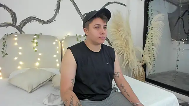 Snapshot of IanGilbert chatting on December 2025 07:25:02 AM IanGilbert online show from December 2025 07:25:02 AM