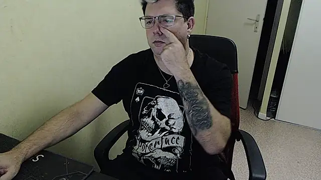 Snapshot of blueandwhite1 chatting on December 2024 03:22:01 PM blueandwhite1 online show from December 2024 03:22:01 PM