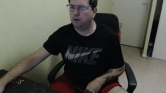 Snapshot of blueandwhite1 chatting on December 2024 03:32:02 PM blueandwhite1 online show from December 2024 03:32:02 PM