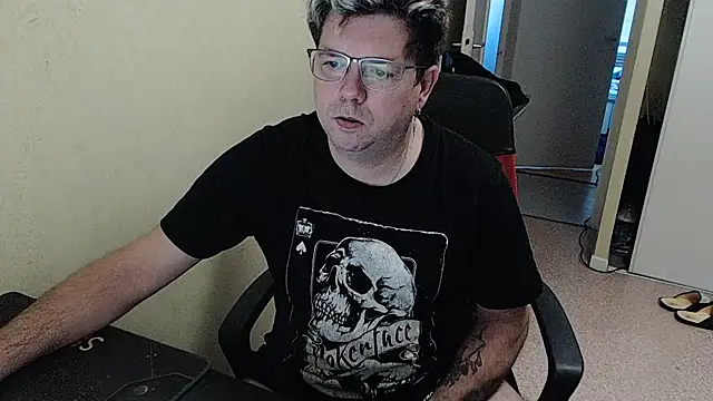 Snapshot of blueandwhite1 chatting on December 2024 08:10:02 AM blueandwhite1 online show from December 2024 08:10:02 AM