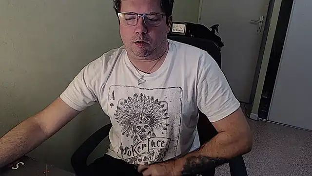 Snapshot of blueandwhite1 chatting on January 2025 03:39:02 PM blueandwhite1 online show from January 2025 03:39:02 PM