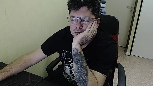 Snapshot of blueandwhite1 chatting on February 2025 09:31:01 PM blueandwhite1 online show from February 2025 09:31:01 PM