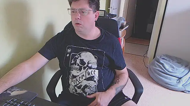 Snapshot of blueandwhite1 chatting on February 2025 03:46:01 PM blueandwhite1 online show from February 2025 03:46:01 PM