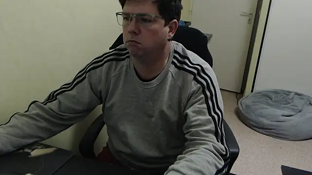 Snapshot of blueandwhite1 chatting on March 2025 08:44:02 PM blueandwhite1 online show from March 2025 08:44:02 PM