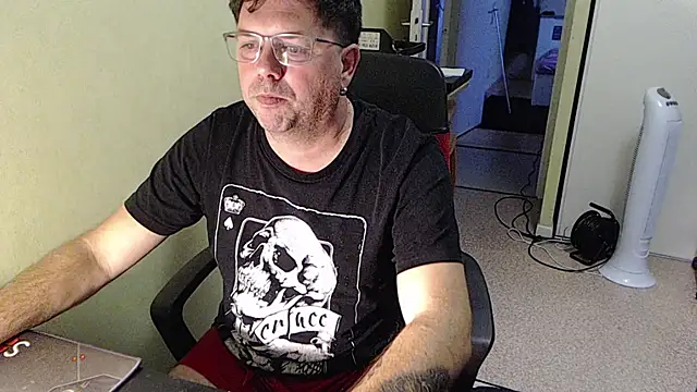 Snapshot of blueandwhite1 chatting on November 2025 04:18:02 PM blueandwhite1 online show from November 2025 04:18:02 PM