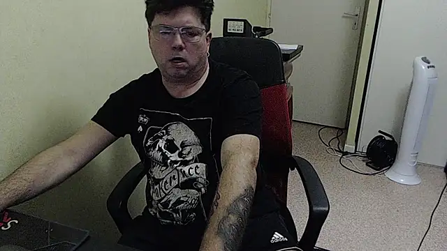 Snapshot of blueandwhite1 chatting on November 2025 04:17:01 PM blueandwhite1 online show from November 2025 04:17:01 PM