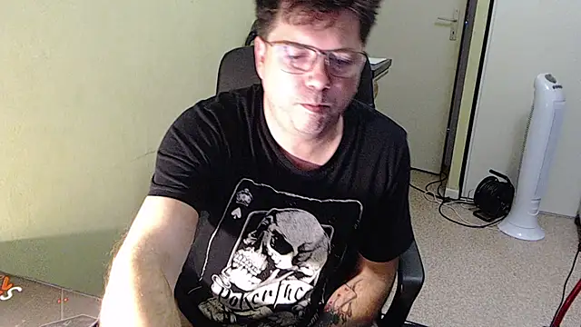 Snapshot of blueandwhite1 chatting on November 2025 08:59:02 AM blueandwhite1 online show from November 2025 08:59:02 AM