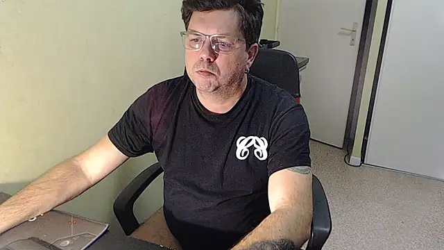 blueandwhite1 online show from December 2025 03:43:02 PM