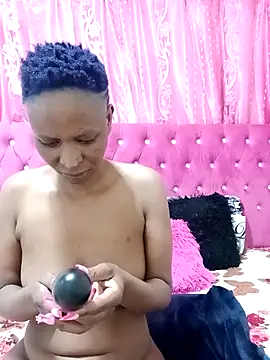 Snapshot of SexyBootie chatting on December 2025 09:32:02 PM SexyBootie online show from December 2025 09:32:02 PM