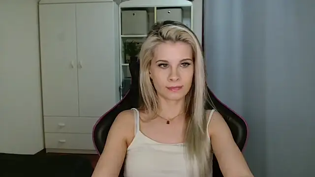 KristineGlow online show from April 2026 06:19:02 PM