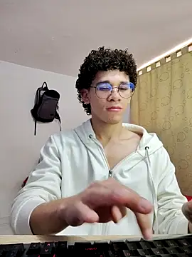 Snapshot of Tom_Blues chatting on September 2025 12:08:02 PM Tom Blues online show from September 2025 12:08:02 PM