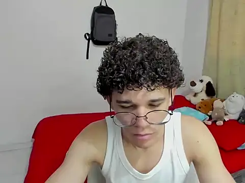 Snapshot of Tom_Blues chatting on October 2025 01:29:02 PM Tom Blues online show from October 2025 01:29:02 PM