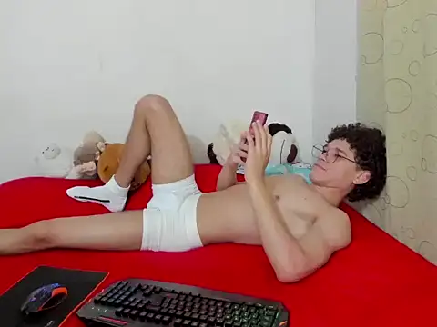 Snapshot of Tom_Blues chatting on October 2025 01:53:02 PM Tom Blues online show from October 2025 01:53:02 PM