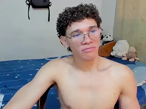 Snapshot of Tom_Blues chatting on October 2025 02:17:02 PM Tom Blues online show from October 2025 02:17:02 PM