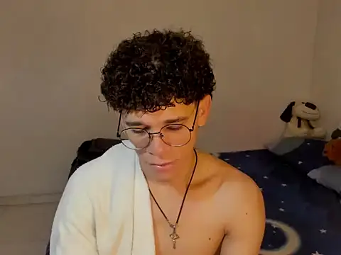 Snapshot of Tom_Blues chatting on October 2025 12:52:02 PM Tom Blues online show from October 2025 12:52:02 PM