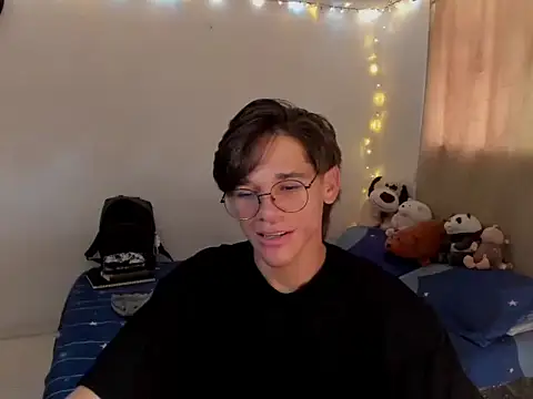 Snapshot of Tom_Blues chatting on October 2025 05:35:01 PM Tom Blues online show from October 2025 05:35:01 PM