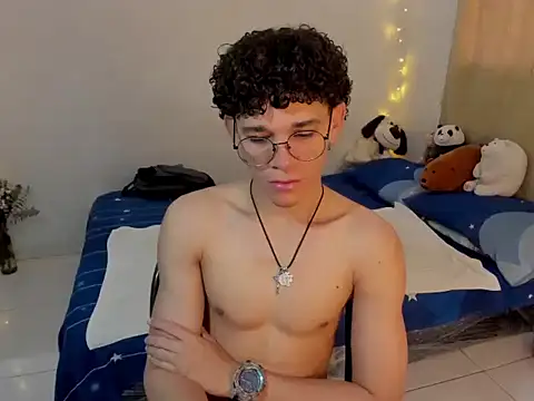 Snapshot of Tom_Blues chatting on November 2025 12:48:01 PM Tom Blues online show from November 2025 12:48:01 PM