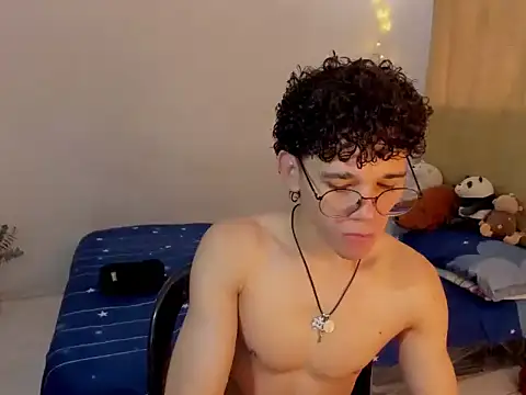 Snapshot of Tom_Blues chatting on November 2025 01:01:02 PM Tom Blues online show from November 2025 01:01:02 PM