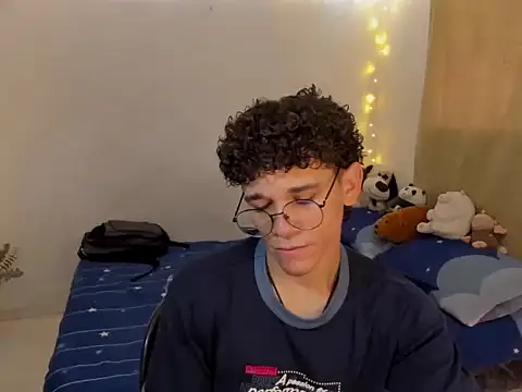 Snapshot of Tom_Blues chatting on November 2025 02:05:02 PM Tom Blues online show from November 2025 02:05:02 PM