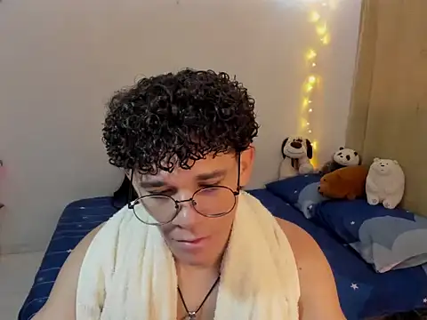 Snapshot of Tom_Blues chatting on November 2025 12:16:02 PM Tom Blues online show from November 2025 12:16:02 PM