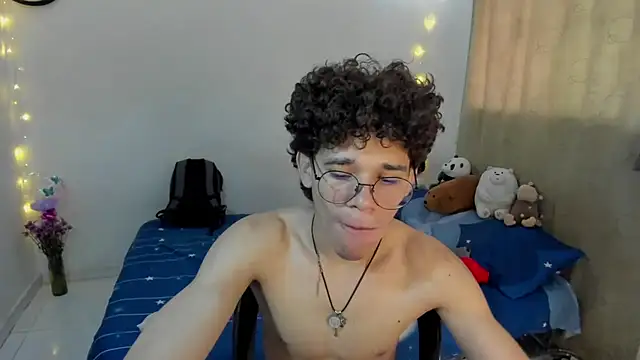 Snapshot of Tom_Blues chatting on November 2025 03:00:01 PM Tom Blues online show from November 2025 03:00:01 PM