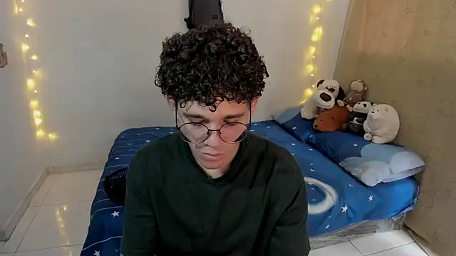 Snapshot of Tom_Blues chatting on November 2025 04:51:01 PM Tom Blues online show from November 2025 04:51:01 PM