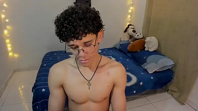 Snapshot of Tom_Blues chatting on November 2025 12:16:02 PM Tom Blues online show from November 2025 12:16:02 PM