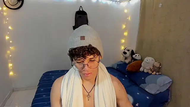 Snapshot of Tom_Blues chatting on November 2025 12:40:01 PM Tom Blues online show from November 2025 12:40:01 PM