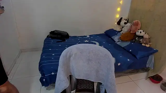 Snapshot of Tom_Blues chatting on December 2025 12:53:02 PM Tom Blues online show from December 2025 12:53:02 PM