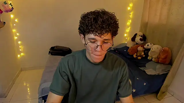 Snapshot of Tom_Blues chatting on December 2025 04:24:01 PM Tom Blues online show from December 2025 04:24:01 PM