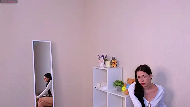 miacuteeee online show from October 2025 04:06:02 PM