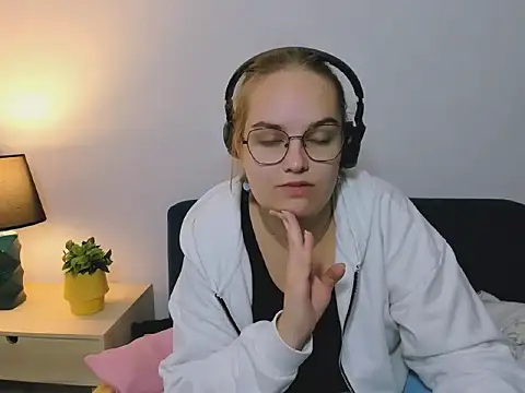 Snapshot of AliceCrazy69 chatting on October 2025 04:33:01 AM AliceCrazy69 online show from October 2025 04:33:01 AM