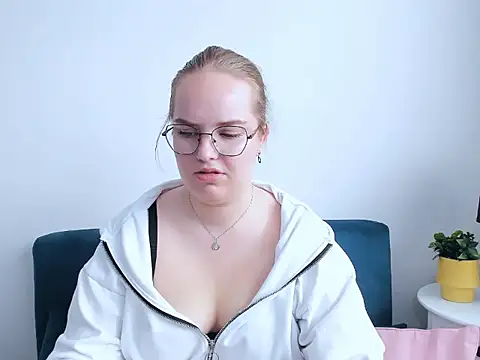 Snapshot of AliceCrazy69 chatting on October 2025 08:55:02 AM AliceCrazy69 online show from October 2025 08:55:02 AM