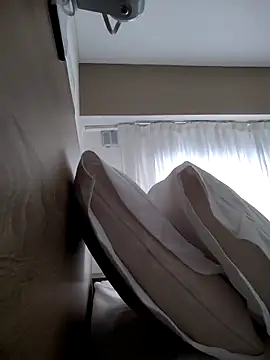 Snapshot of lauflor chatting on February 2026 01:01:02 PM lauflor online show from February 2026 01:01:02 PM