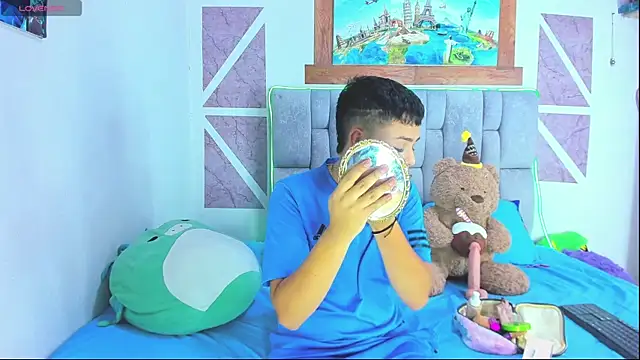 Snapshot of christopher_Hot chatting on February 2026 05:23:02 PM christopher Hot online show from February 2026 05:23:02 PM