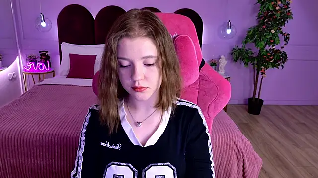 Snapshot of AlmaSound chatting on May 2026 05:03:02 AM AlmaSound online show from May 2026 05:03:02 AM