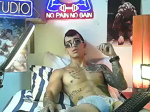 Snapshot of Strongcockfitness chatting on October 2025 04:17:02 PM Strongcockfitness online show from October 2025 04:17:02 PM