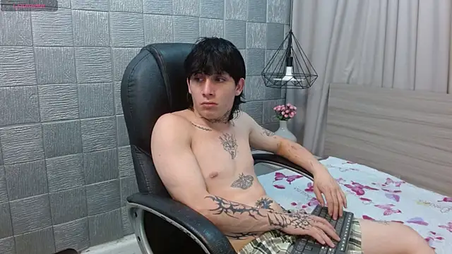 Snapshot of Iantwink18 chatting on December 2025 11:15:01 AM Iantwink18 online show from December 2025 11:15:01 AM