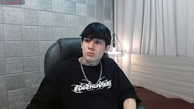 Snapshot of Iantwink18 chatting on January 2026 04:15:01 AM Iantwink18 online show from January 2026 04:15:01 AM