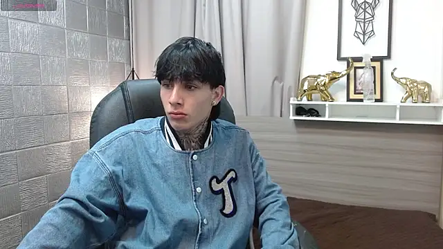 Snapshot of Iantwink18 chatting on February 2026 07:34:02 PM Iantwink18 online show from February 2026 07:34:02 PM