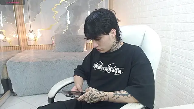 Snapshot of Iantwink18 chatting on March 2026 03:25:02 AM Iantwink18 online show from March 2026 03:25:02 AM