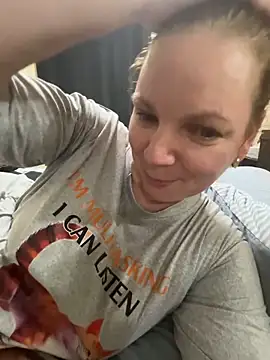 aussiepeaches online show from November 2025 01:55:01 PM