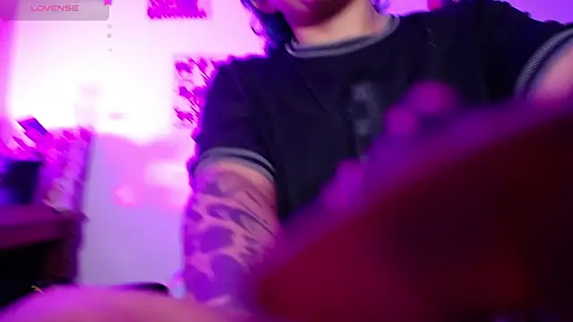 Snapshot of AlmaNanax chatting on November 2025 04:18:02 AM AlmaNanax online show from November 2025 04:18:02 AM