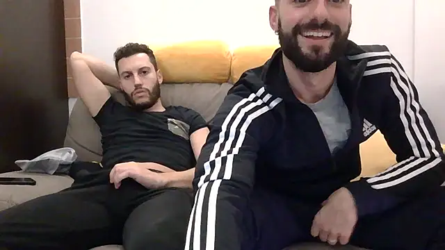 Amicisegreti online show from November 2025 09:50:01 PM