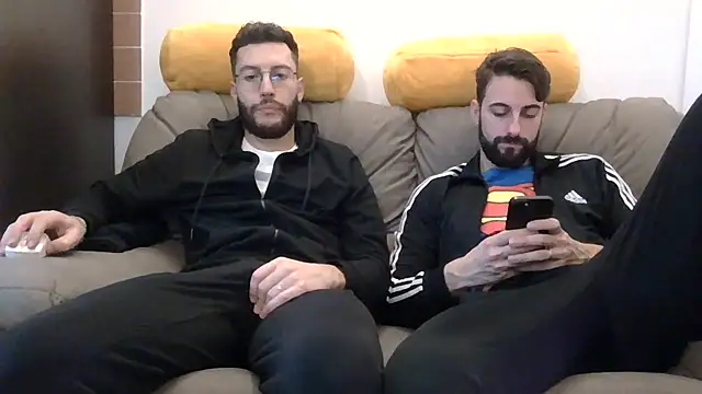 Amicisegreti online show from January 2026 12:20:02 PM