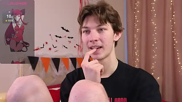 Snapshot of _Den1s_ chatting on October 2025 12:29:01 PM Den1s online show from October 2025 12:29:01 PM